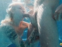 Blondine, Blasen, Hundestellung, Handjob, Natürlichen titten, Pool, Tätowierung, Jungendliche (18+)