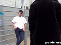 Sexy Granny Yeri Blue gets a surprise from a hung stud at GrandMams