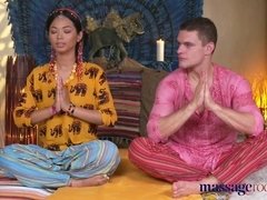 Asiatique, Couple, Branlette thaïlandaise, Massage, Masturbation, Seins naturels, Chatte, Rasée