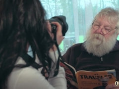 Slaapkamer, Diep in de keel, Brillen, Handbeurt, Zoenen, Natuurlijke tieten, Tatoeage, Tiener