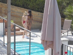 Gros seins, Noire, Blonde, Lesbienne, Masturbation, De plein air, Piscine, Vibromasseur