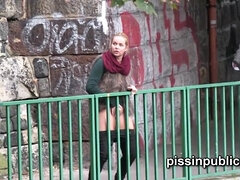 Chica, Rubia, Botas, Hd, Al aire libre, Orinar, Público