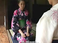 Japan kitten punish by her mum
