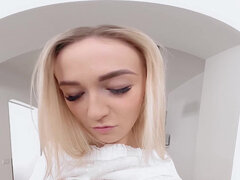 Jenny Wild brings herself to orgasm VR