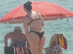 Milky-skinned MILF beach voyeur video