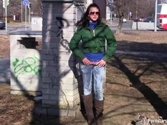 Brunette brune, Lunettes, Jeans, Masturbation, Pisser, Actrice du porno, Public, Chatte