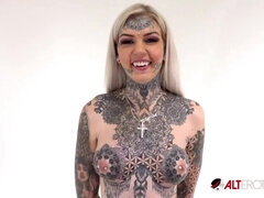 Tattooed Amber Luke rides the tremor for the first time