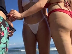 Leie, Strand, Grosser schwanz, Blondine, Handjob, Im freien, Öffentlich, Flotter dreier