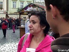 Guy picks up hairy mature woman for play