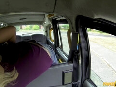 Blonde-haired nympho pleasuring taxi driver in his car