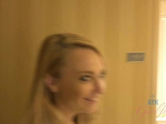 Salle de bains, Blonde, Petite amie, Pov, Chatte, Rasée, Maigrichonne, Jarretelles