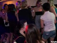 Zwart, Blond, Pijpbeurt, Dansen, Groep, Feest, Zuigen, Tieten likken